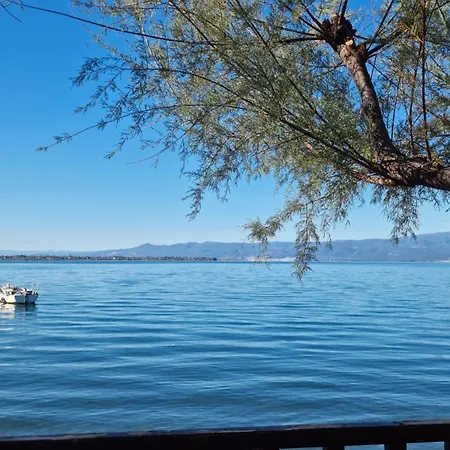 Gentle Breeze Kamena Vourla